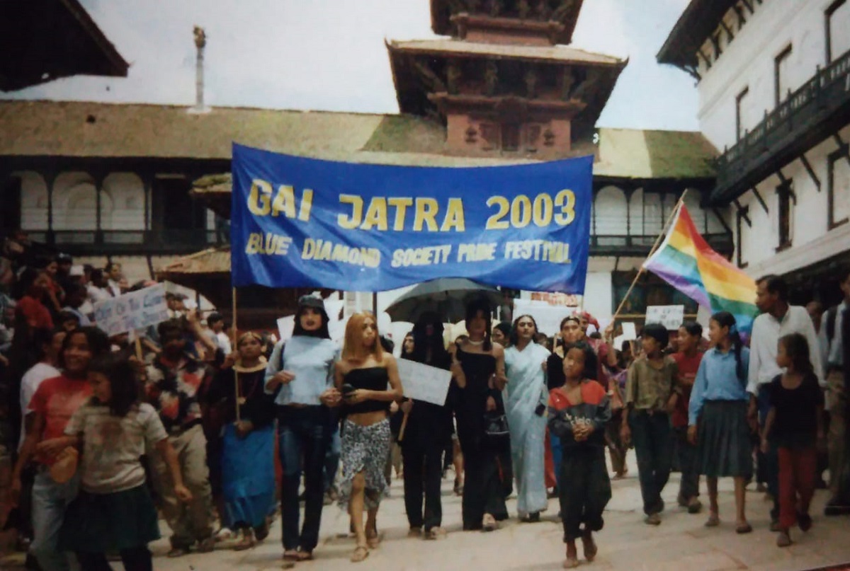 सन् २००३ मा पहिलोपटक गाईजात्रा मनाउँदै यौनिक तथा लैंगिक अल्पसंख्यक समुदायका सदस्यहरू। तस्बिर सौजन्यः उमिशा पाण्डे
